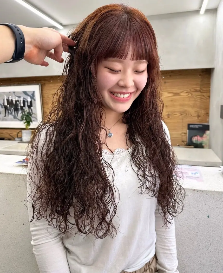 ロング パーマ オレンジブラウン くせ毛 ロング ニュアンスパーマ カット ヘアカラー パーマ トリートメント パーマ /レイヤー 榛地渉馬 /矢場町のヘアスタイル