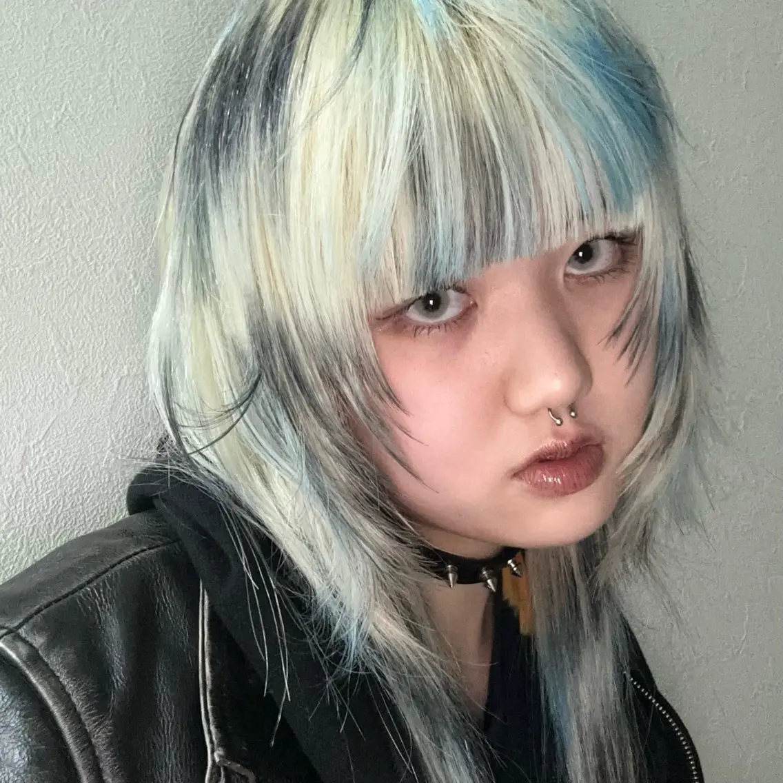 カラー 黒髪 ブリーチ ブルーカラー デザインカラー ハイトーンカラー ヘアカラー slit kokoroのヘアスタイル