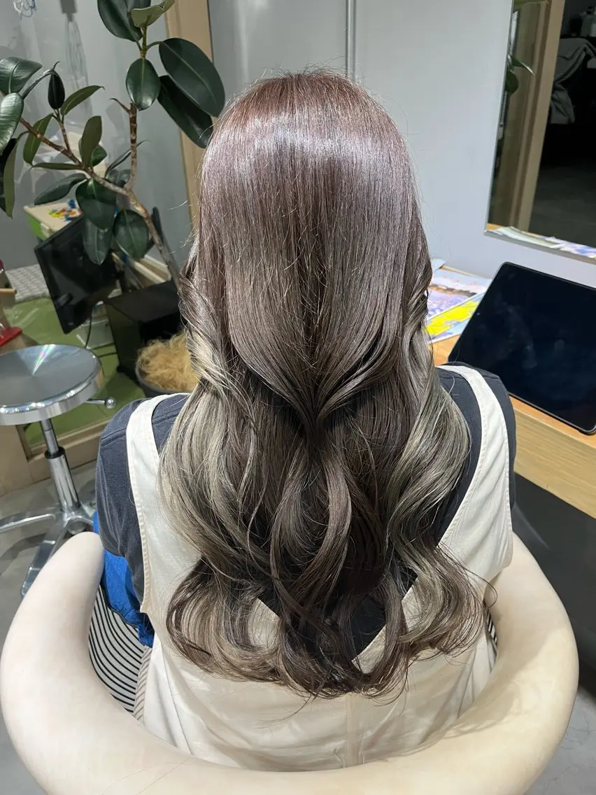ロング カラー 透明感ハイトーン🦄 キラ🌈のヘアスタイル