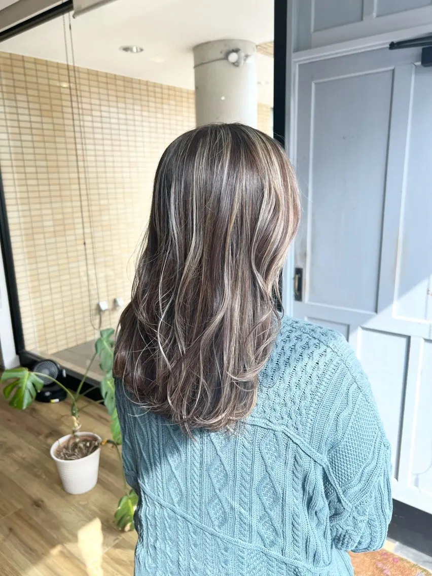セミロング カラー グレージュ ハイライトカラー ハイライト ヘアカラー トリートメント 堀 望美のヘアスタイル