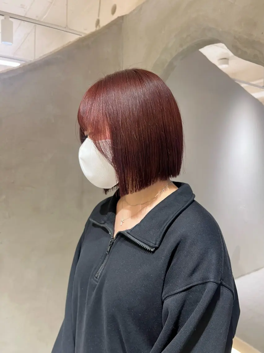 ミディアム カラー ブリーチ ダブルカラー ブリーチなしカラー レッドカラー 切りっぱなしボブ/ 艶カラー/綾莉のヘアスタイル