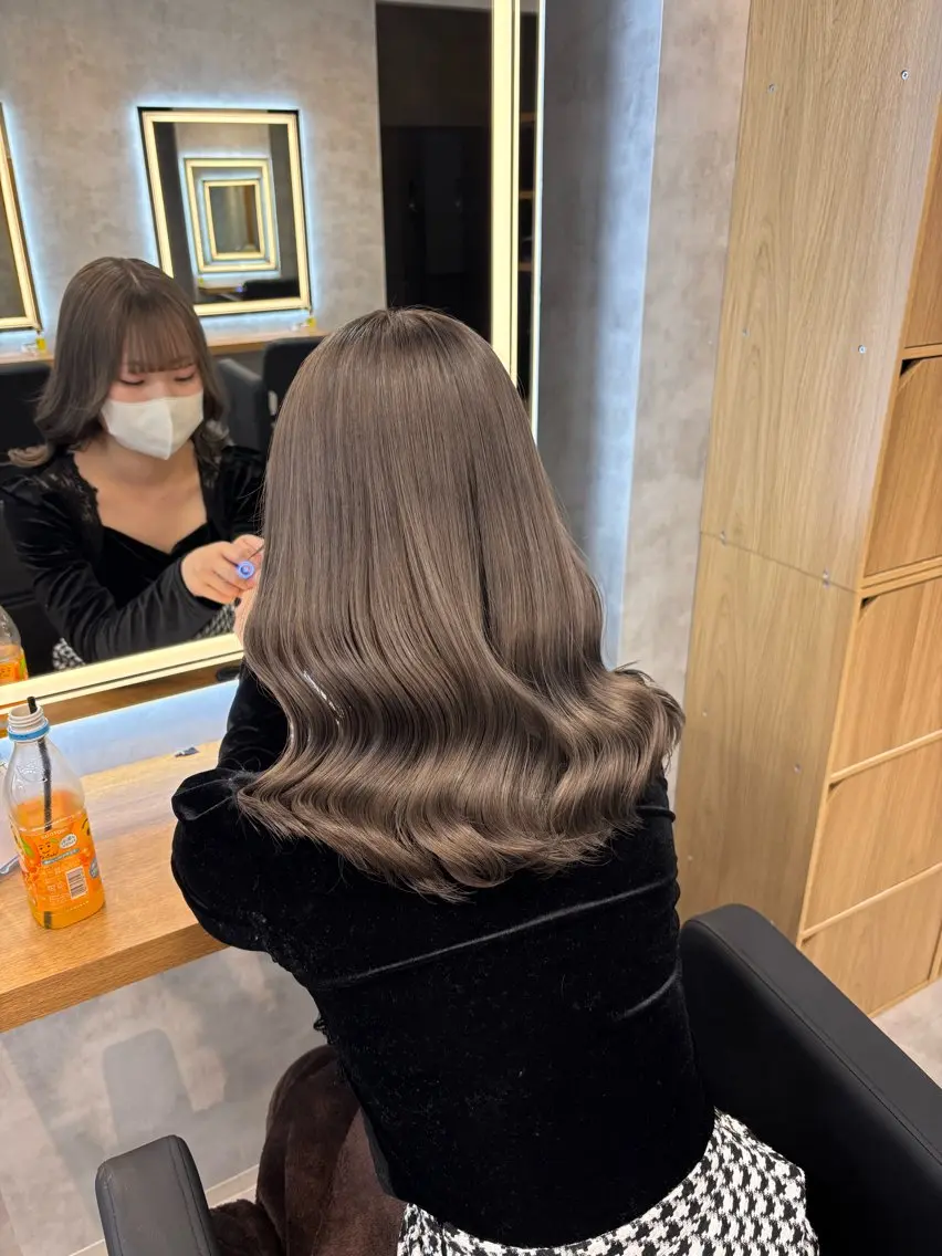 ロング カラー パーマ ヘアアレンジ ヘアカラー トリートメント ヘッドスパ ヘアセット 透明感ブリーチカラー 🌈TOMOHIROのヘアスタイル