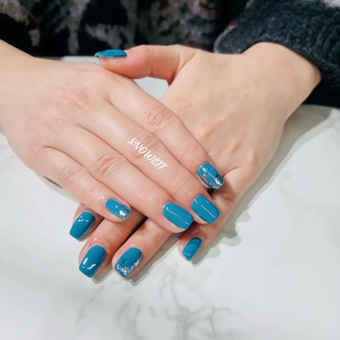 ワンカラーホイルネイル(オフ有り)の写真