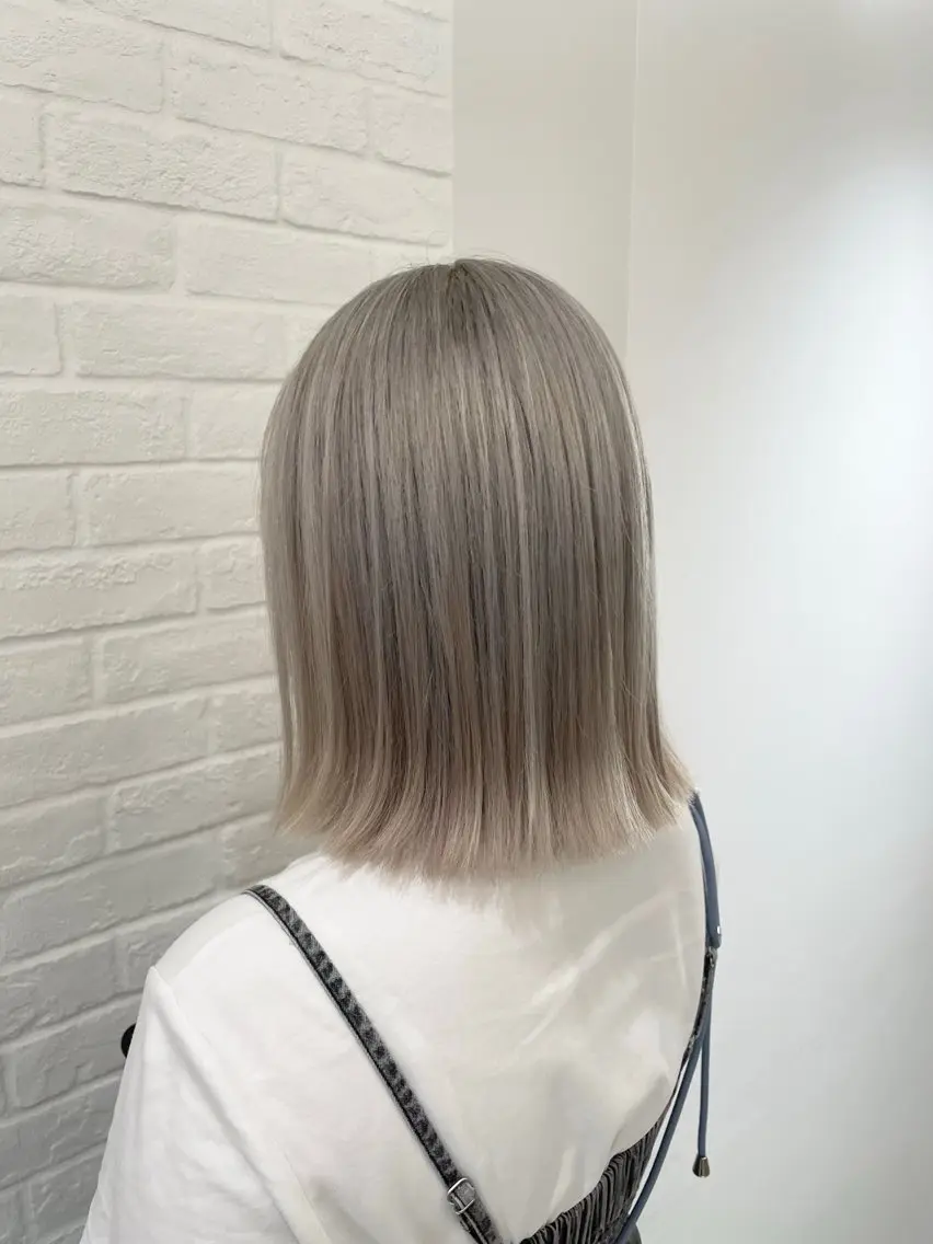 ミディアム カラー ブリーチ シルバー ホワイトシルバー miyu 美髪縮毛矯正𓂃꙳⋆のヘアスタイル