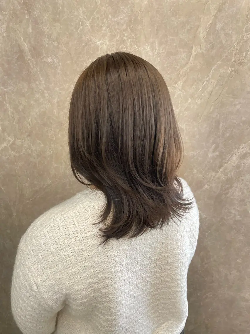 ミディアム カット ヘアカラー トリートメント 垢抜け透明感カラー 🌻篠崎梓🌻のヘアスタイル