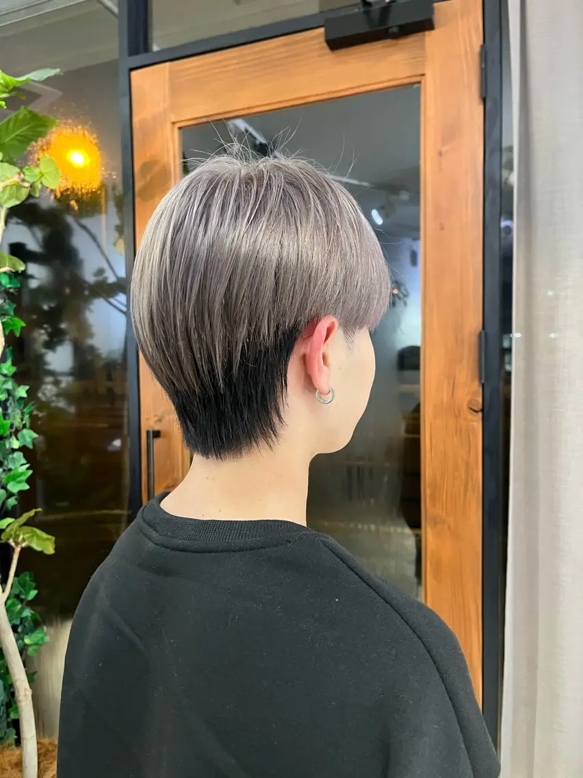 カラー メンズ メンズハイトーン ダークシルバー ハイトーンカラー シルバー 友 美海のヘアスタイル