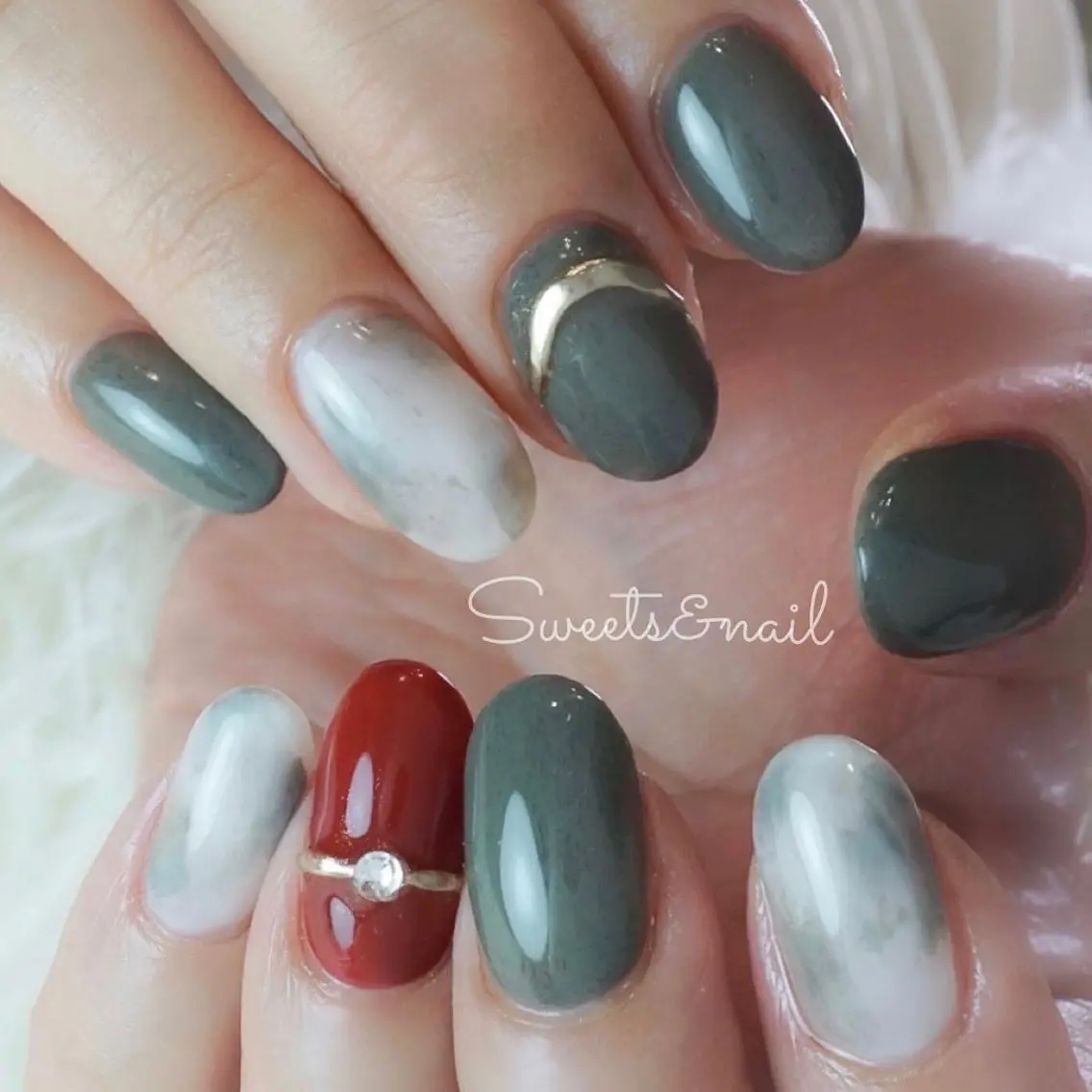 ネイル ボルドー カジュアル グリーン ニュアンスネイル 赤色 Sweets& nail みなこのネイルデザイン
