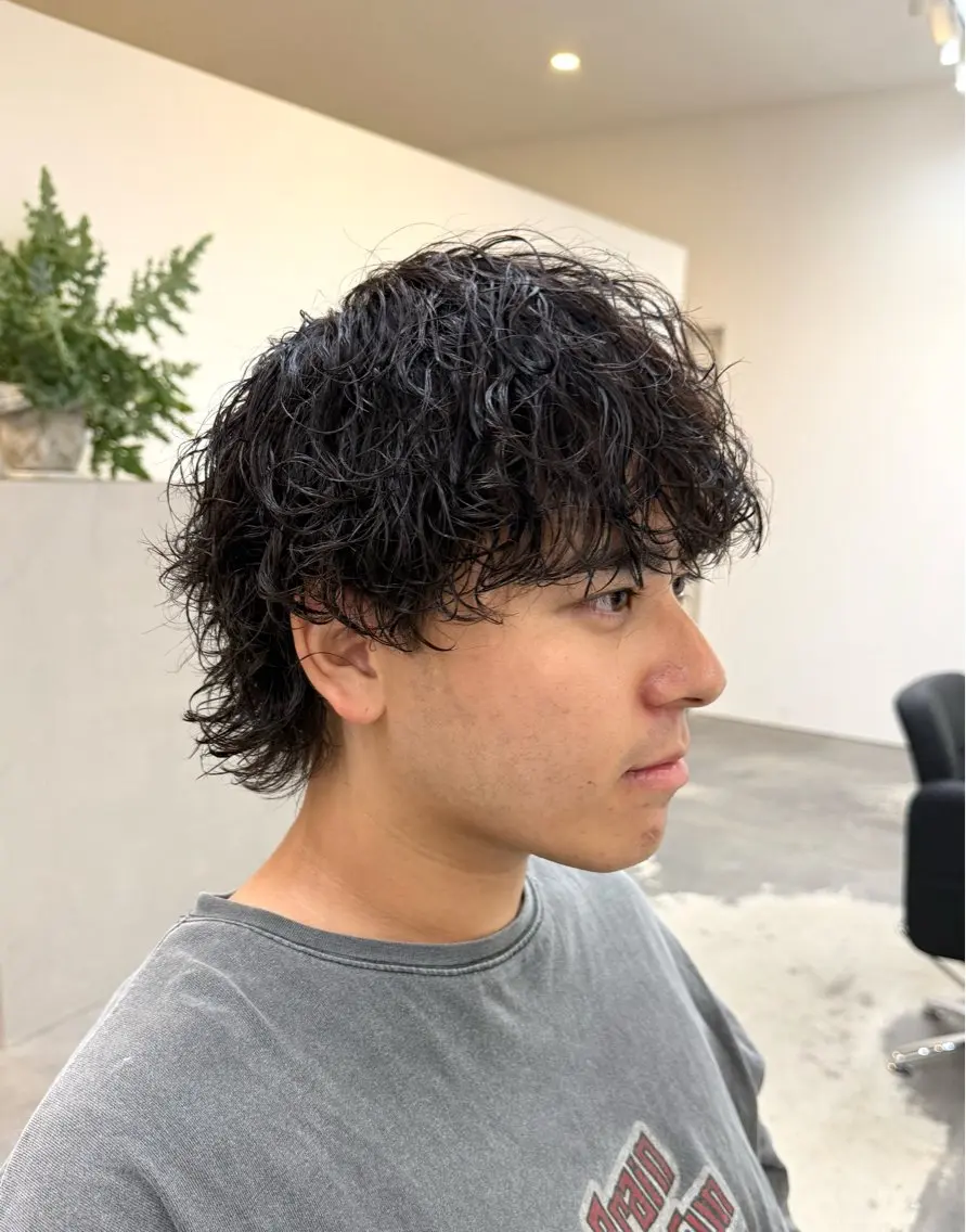 パーマ メンズ センターパート フェザーパーマ メンズ韓国風 メンズパーマ スパイキーショート 古賀 雄大のヘアスタイル