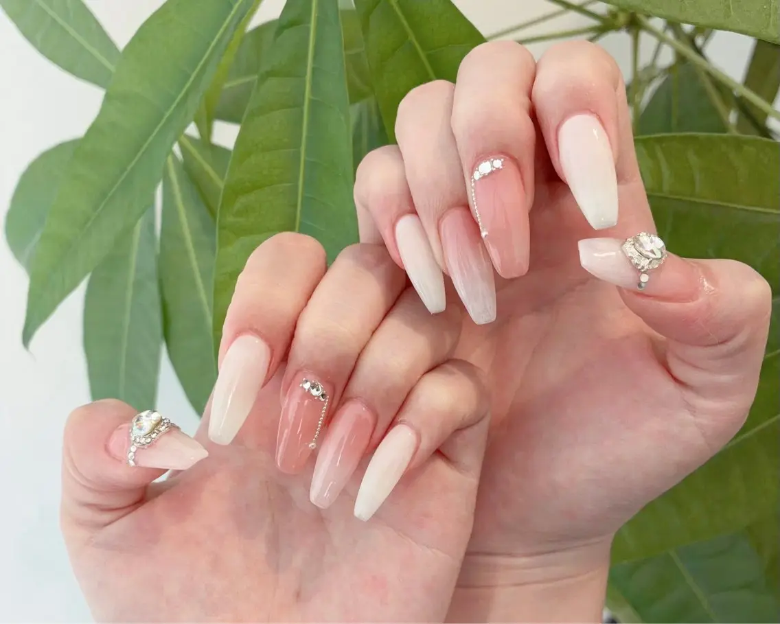 ネイル アートネイル オーロラネイル チークネイル フラワーネイル フレンチネイル ハンドネイル Lienbeauty RiRiのネイルデザイン