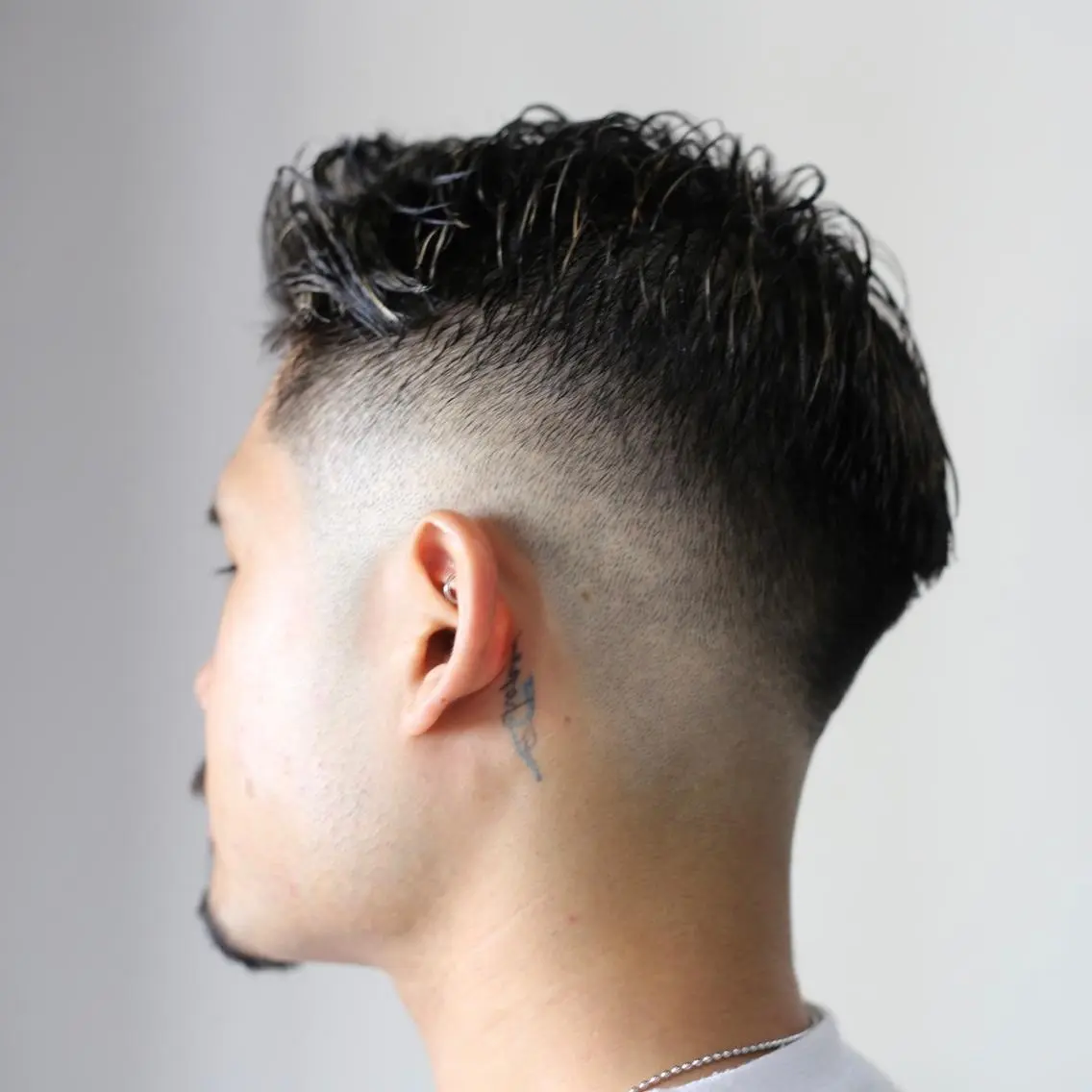 ショート カラー メンズ アップバング メンズブリーチ センターパート ダウンパーマ フェードカット カット Men'ssalon LiG／kaitoのヘアスタイル