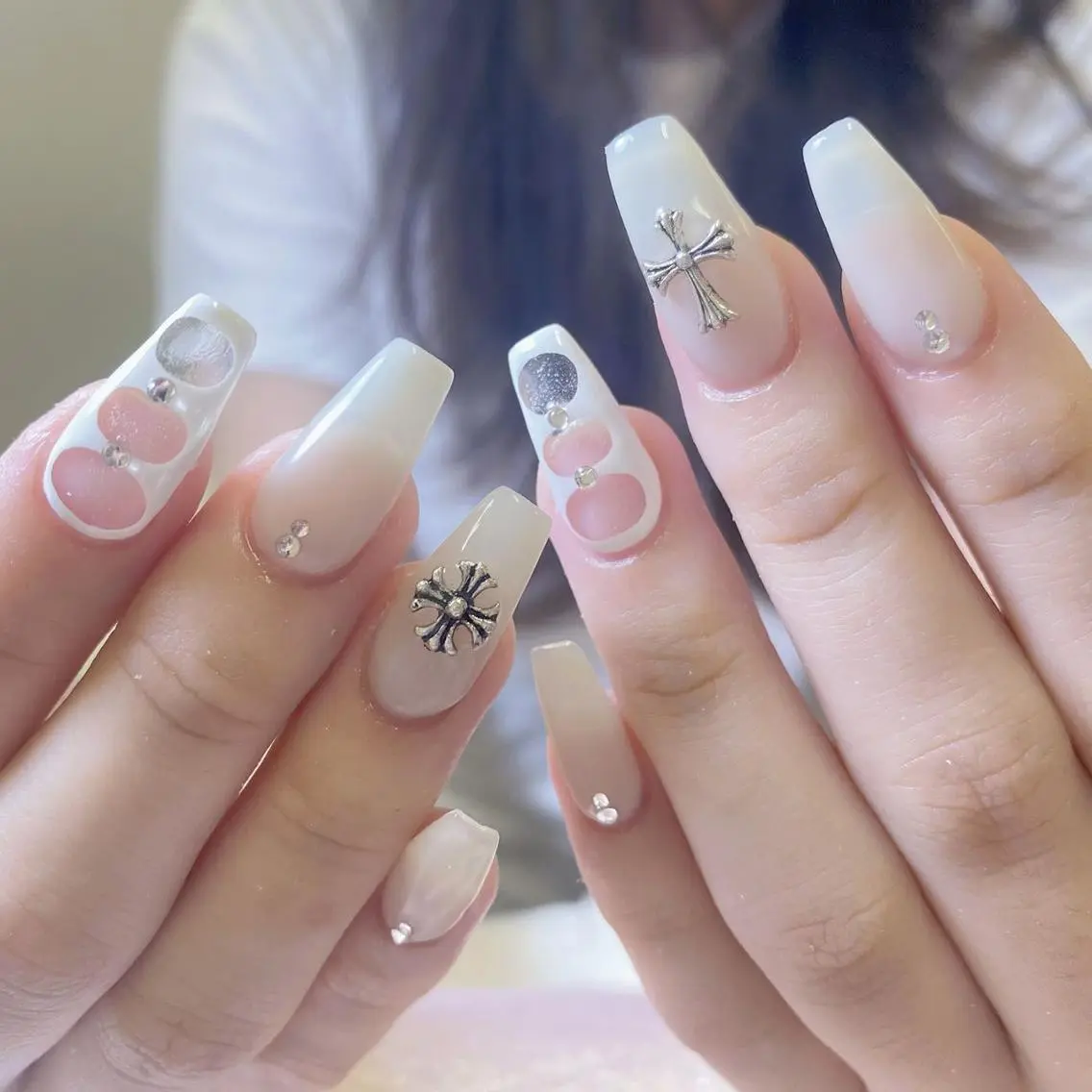 ネイル チークネイル ジェルネイル キラキラネイル マグネットネイル 持ち込み ハンドネイル Queens PUPUのネイルデザイン