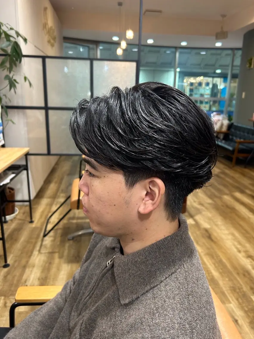 ミディアム パーマ メンズ ミディアムパーマ ビジネス フェザーパーマ メンズパーマ カット パーマ 鶴田 将清のヘアスタイル