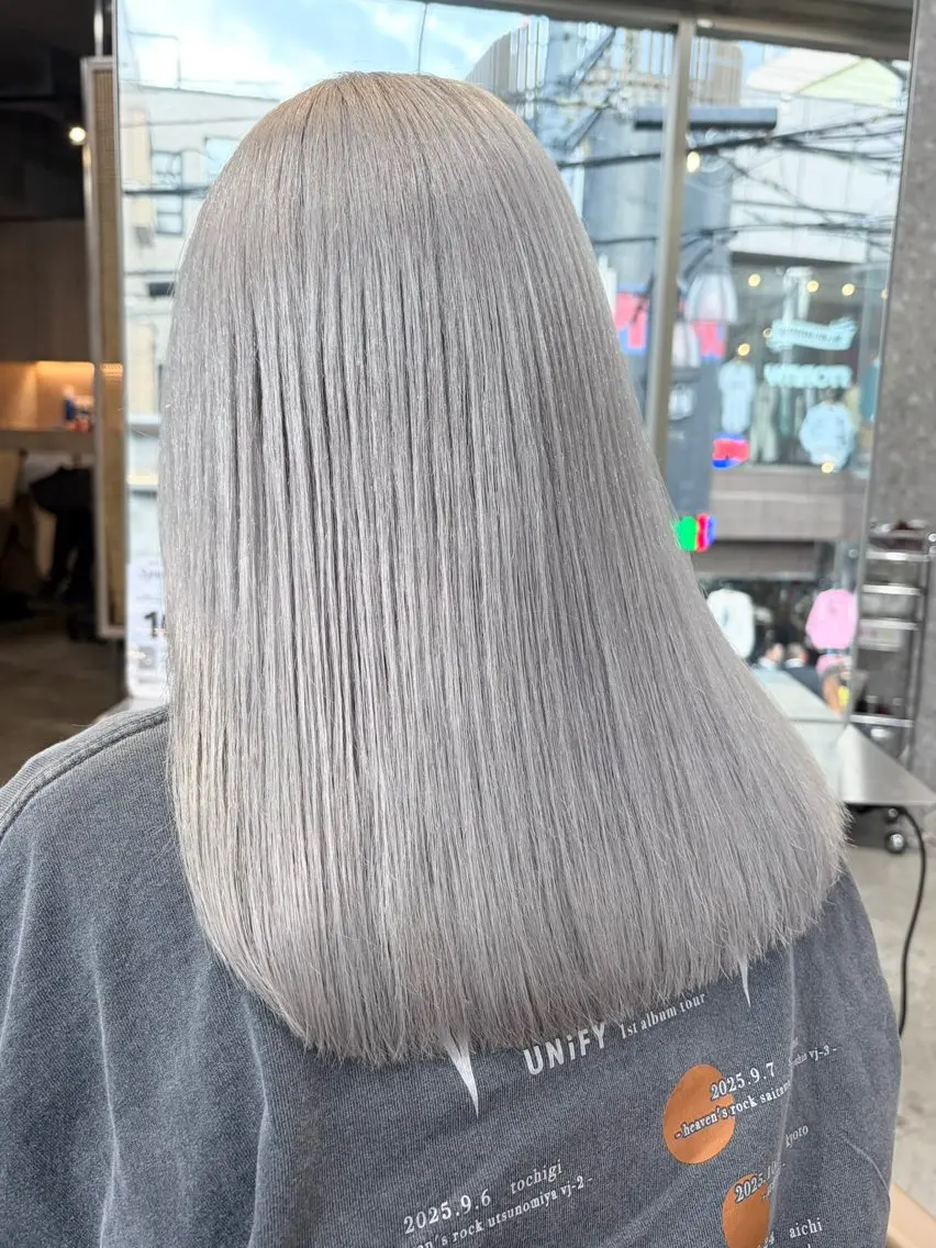 ミディアム カラー ヘアカラー トリートメント 失敗しないハイトーン ミルクティーベージュのヘアスタイル