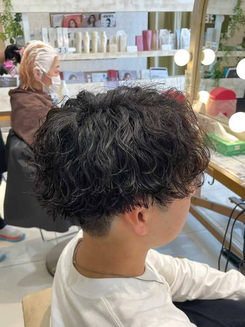 ミディアム パーマ メンズ ミディアムパーマ ダウンパーマ メンズパーマ 学生(メンズ向け) 波巻きパーマ 本厚木|縮毛矯正/ 髪質改善/専門サロンのヘアスタイル
