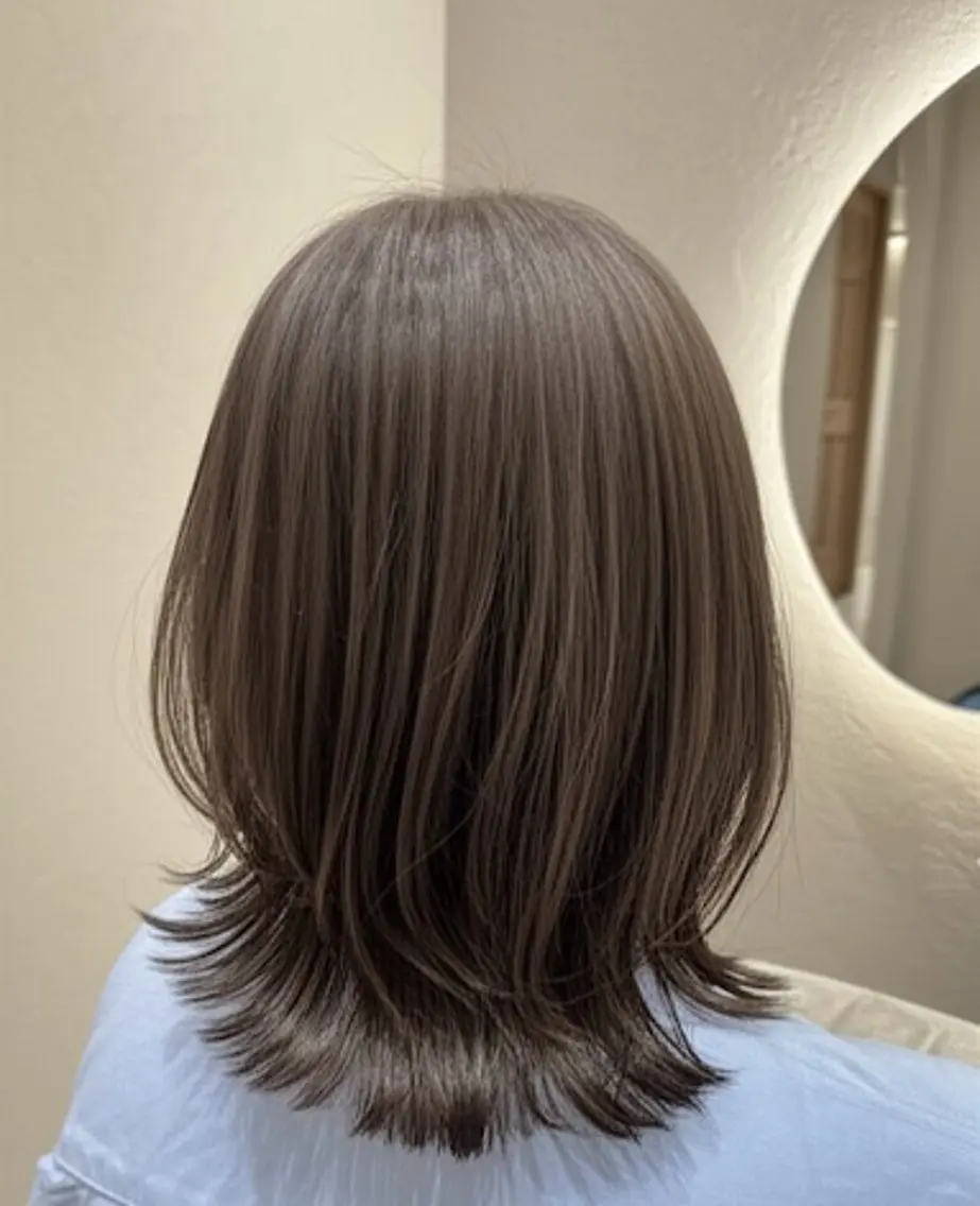 ミディアム レイヤーカット 外ハネヘア カット ヘアカラー トリートメント 💫髪質改善縮毛矯正 💫KITAのヘアスタイル