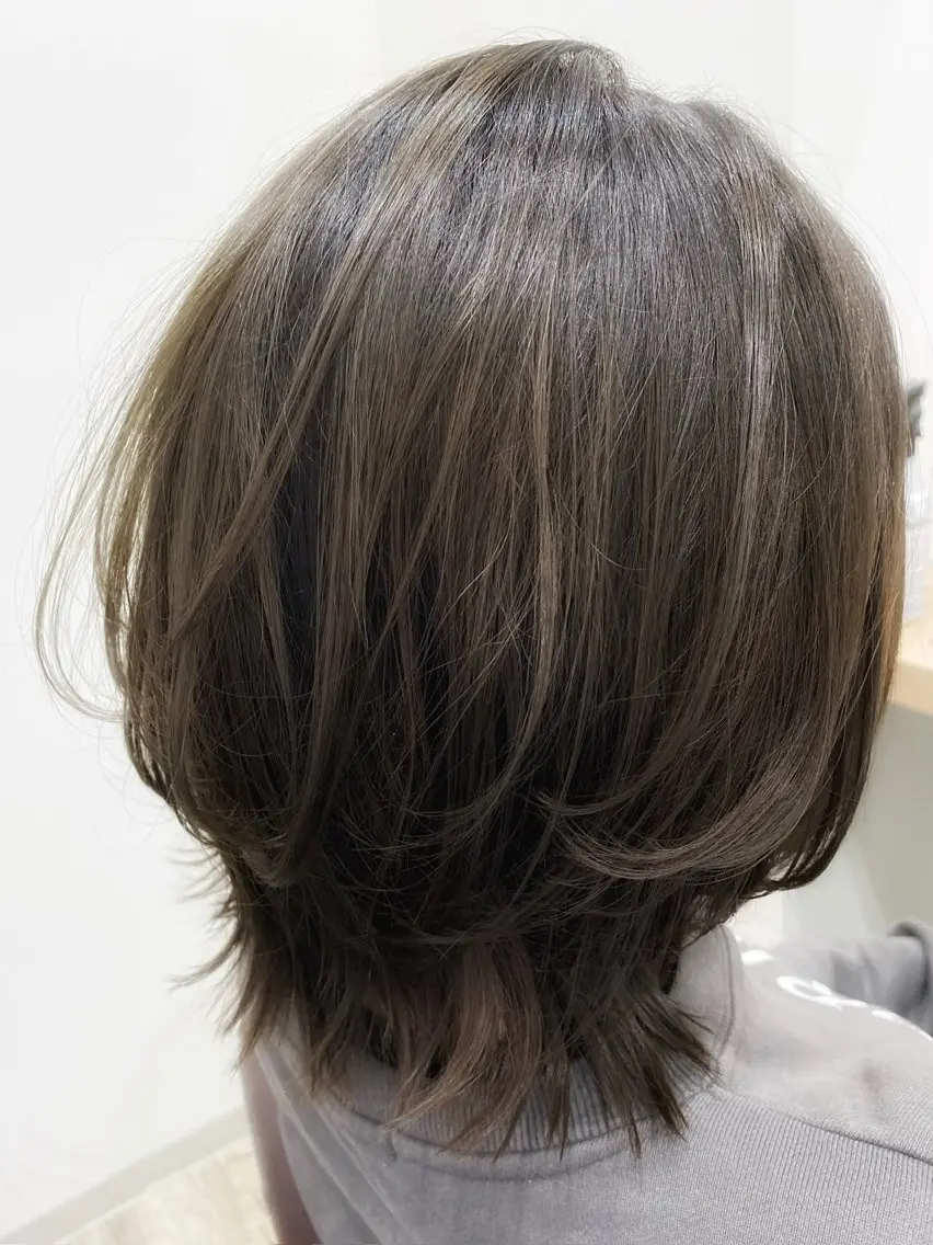 ミディアム カット 伊藤 優里のヘアスタイル