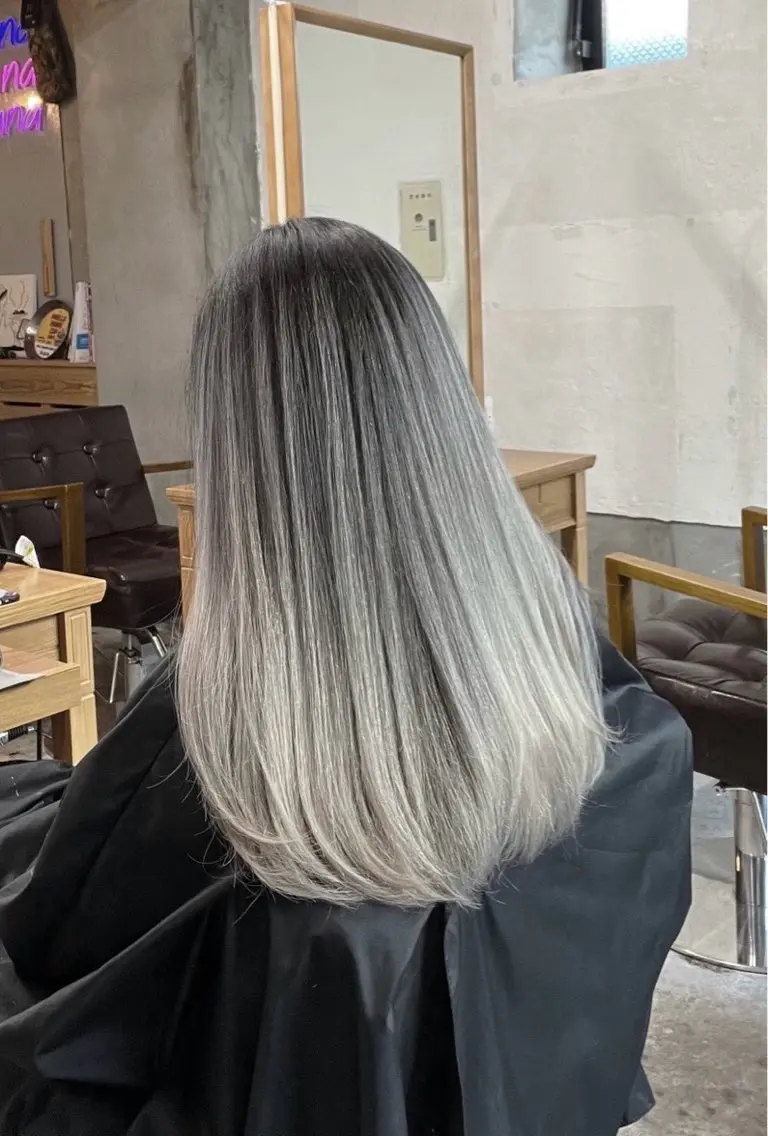 ロング カラー バレイヤージュ シルバー ホワイトシルバー レイヤーカット ヘアカラー トリートメント 指名数No.1 /NAOYAのヘアスタイル