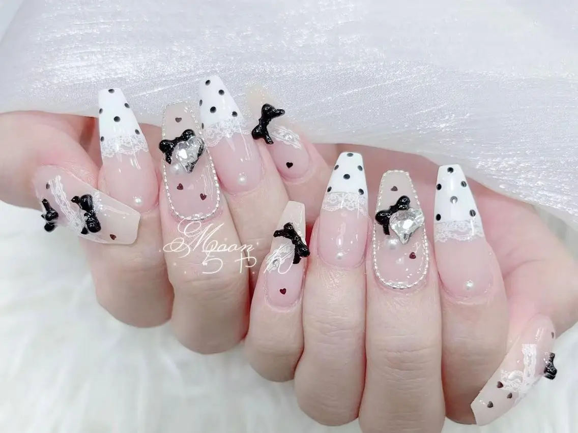 ネイル 長さ出し キラキラネイル 韓国ネイル ロングネイル マグネットネイル ハンドネイル ハンドケア Hachimochi 🌸長さ出し専門店のネイルデザイン