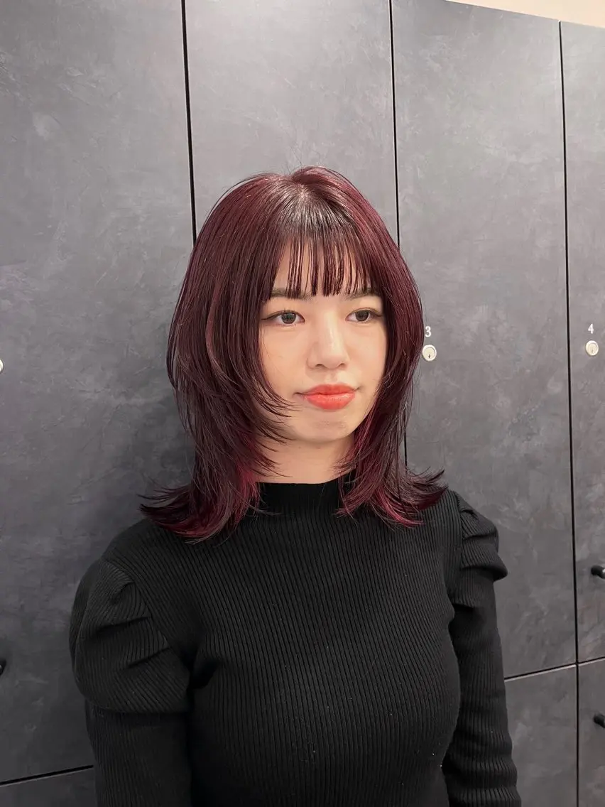 ミディアム カラー インナーカラー レッドカラー 顔まわりレイヤー 顔周りカット レイヤーカット Ｖｉｏｔ  銀座 樋口 桃佳のヘアスタイル