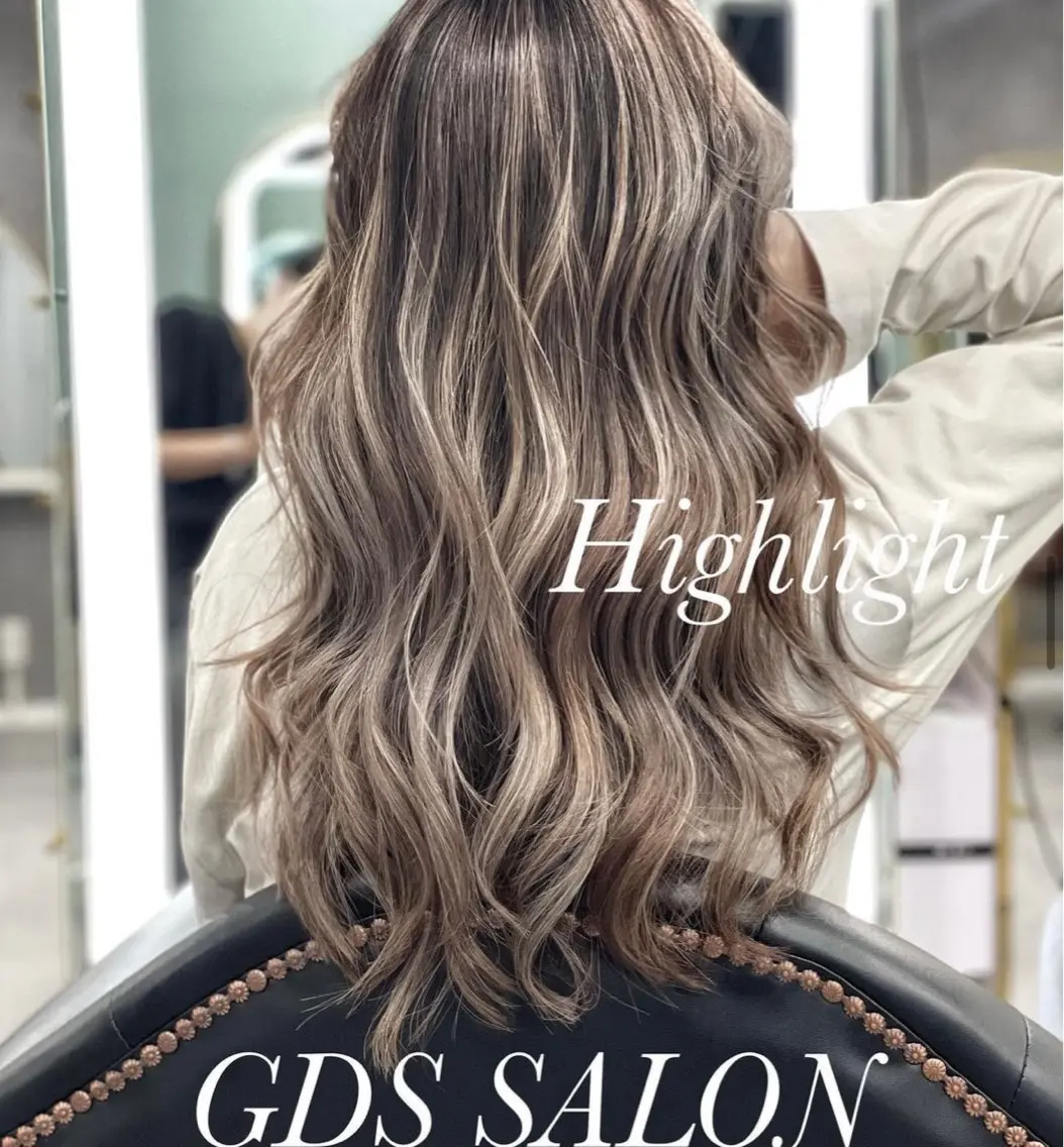 ロング ハイライト 韓国風　白髪ぼかし NAOTOのヘアスタイル