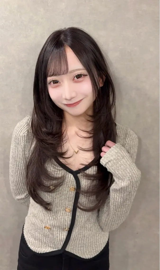 ロング がわ/ハイレイヤー /ハイトーンカラーのヘアスタイル