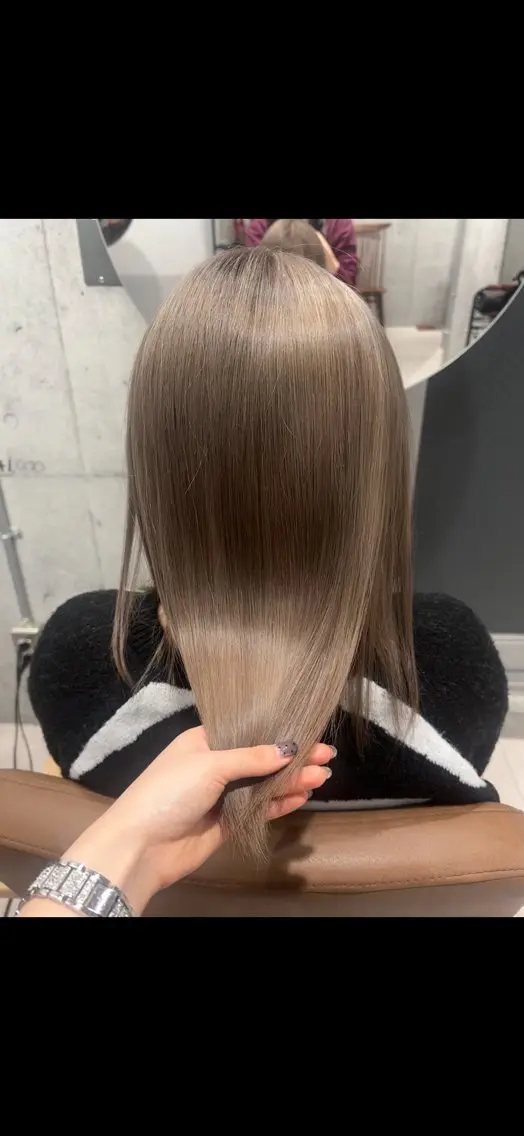 カラー ベージュカラー ブリーチ ブロンド ブロンドベージュ りお/艶カラ ー/レイヤーカットのヘアスタイル