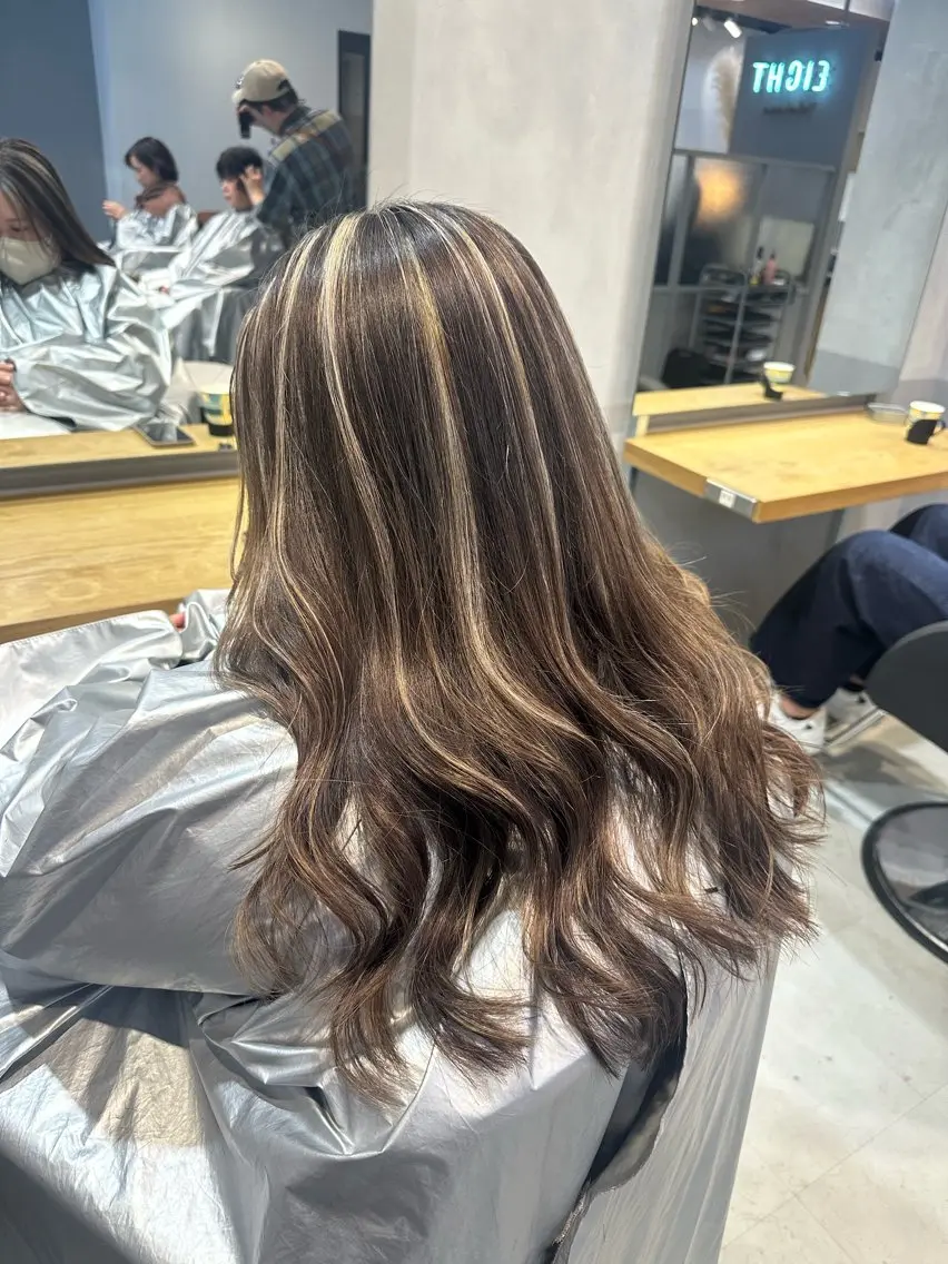 セミロング カラー ハイライトカラー ハイライト ヘアカラー トリートメント 🌟ハイライト/ハイ トーン🌟MIKIのヘアスタイル