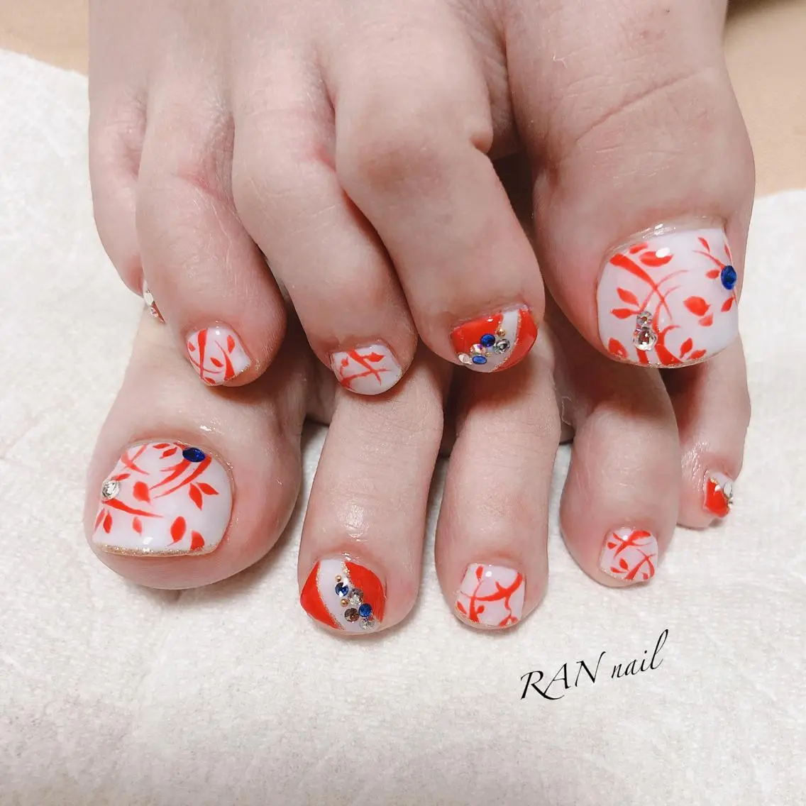ネイル ゴールド ホワイト ハンドネイル フットネイル RAN nailのネイルデザイン