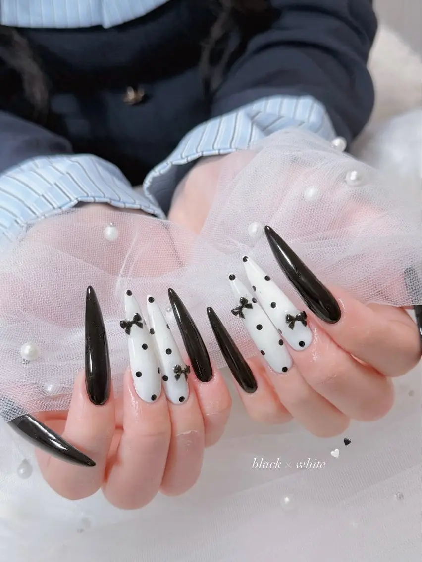 ネイル キラキラネイル 韓国ネイル ロングネイル ワンホンネイル ハンドネイル Josie nail salonのネイルデザイン
