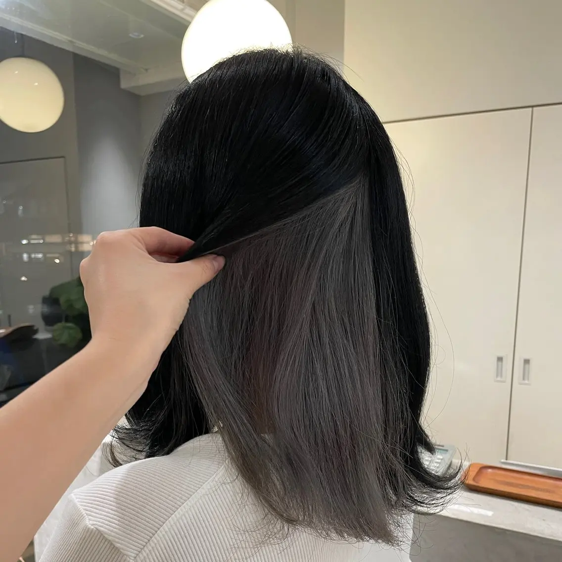 セミロング カラー 黒髪 インナーカラー シルバー 安西 香利奈のヘアスタイル