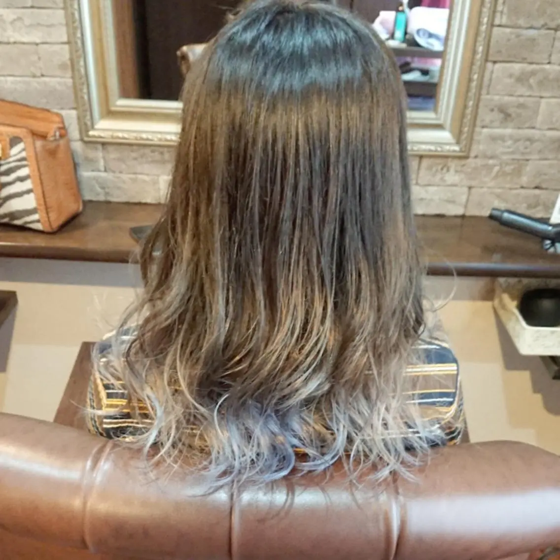 セミロング カラー ヘアカラー トリートメント 美髪 カラーリストのヘアスタイル
