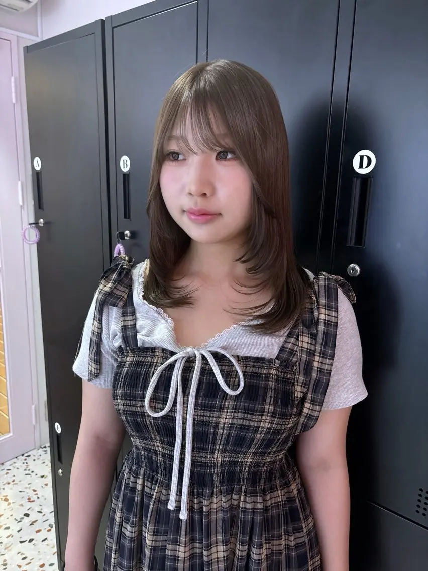 ミディアム カラー ブリーチ グレージュ ミルクティーグレージュ 🤍ハイトーン/ミル クティー🤍/ここなのヘアスタイル