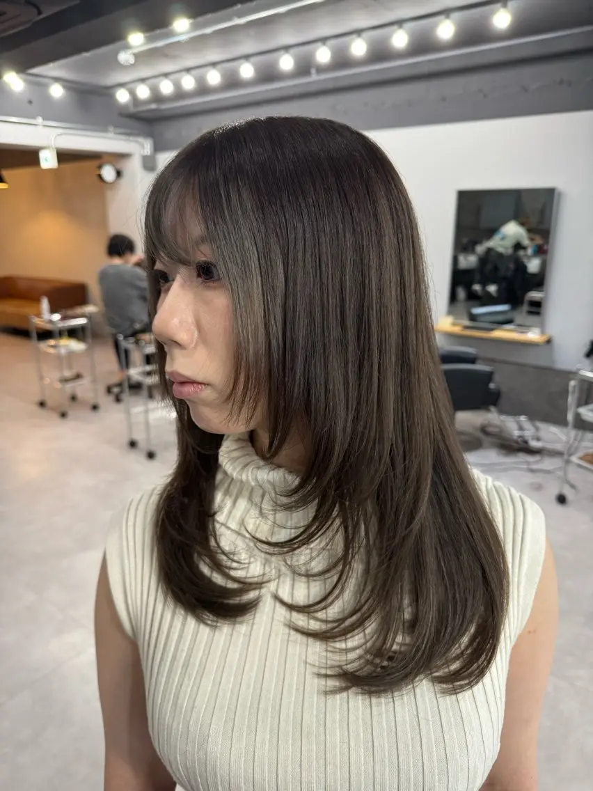 セミロング ミルクティーカラー グレージュ　高山慧輔のヘアスタイル