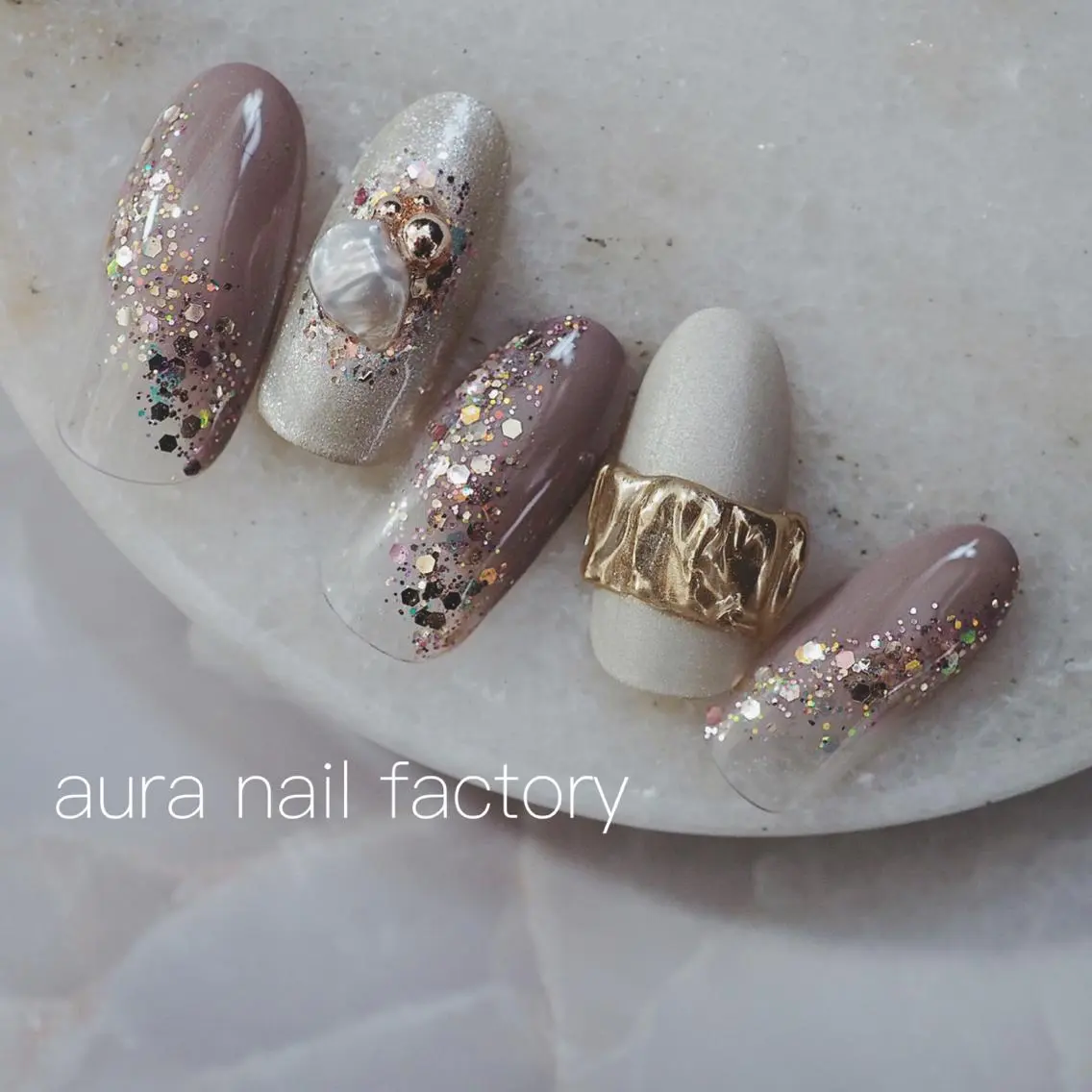 ショート カラー ネイル ニュアンスネイル 赤色 赤羽 aura 深爪矯正 自爪育成のネイルデザイン