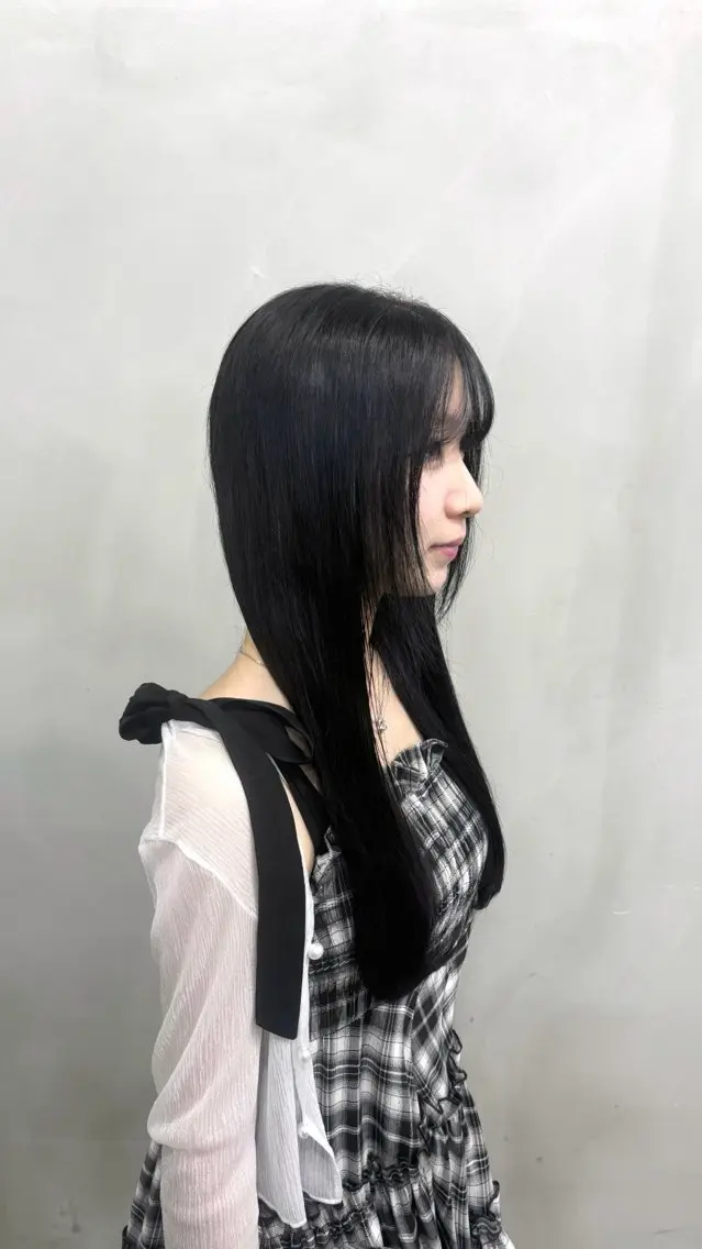 ロング カラー 黒髪 ブルーカラー ブルーブラック 透明感カラー 学生 ヘアカラー トリートメント 𝒀𝑼𝑴𝑨 透明感･艶カラー🩶のヘアスタイル