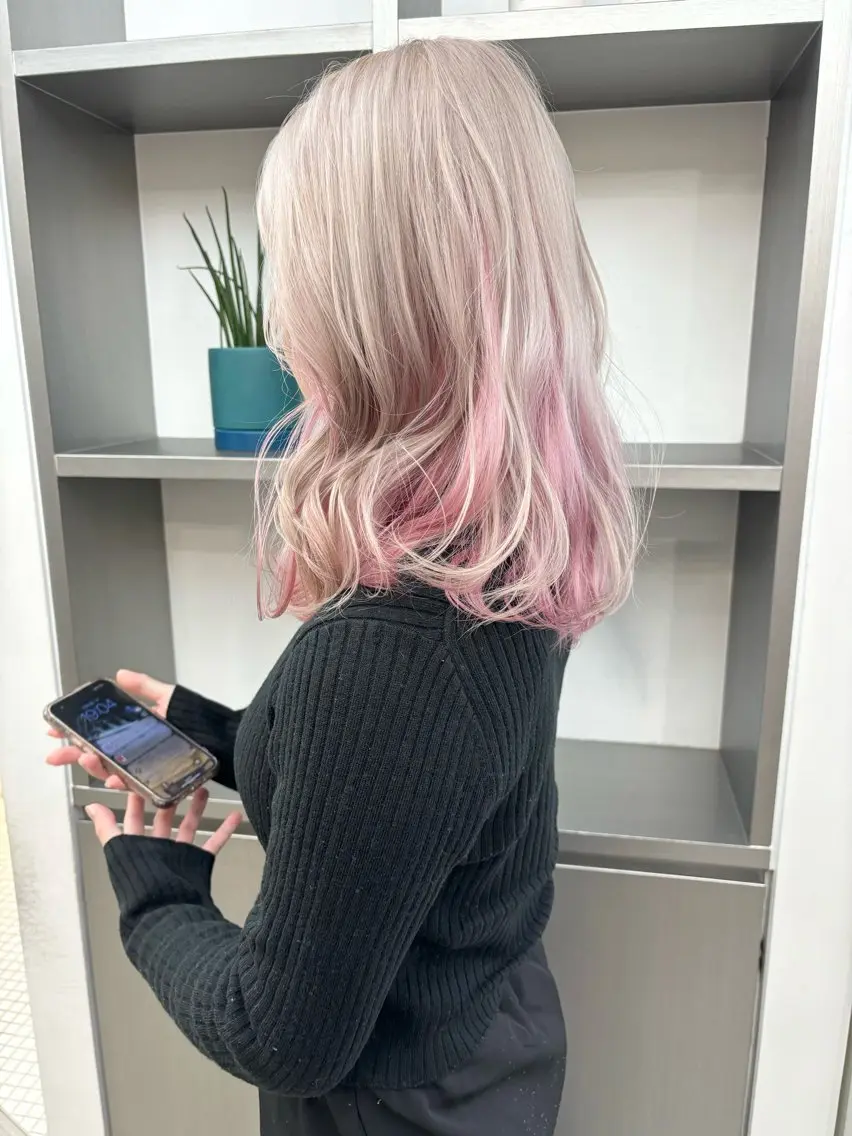 ミディアム カラー ヘアアレンジ デザインカラー ラベンダーカラー ピンクカラー ツートーンカラー カット ヘアカラー トリートメント 🎨ハイトーン/ 切りっぱなし みつきのヘアスタイル