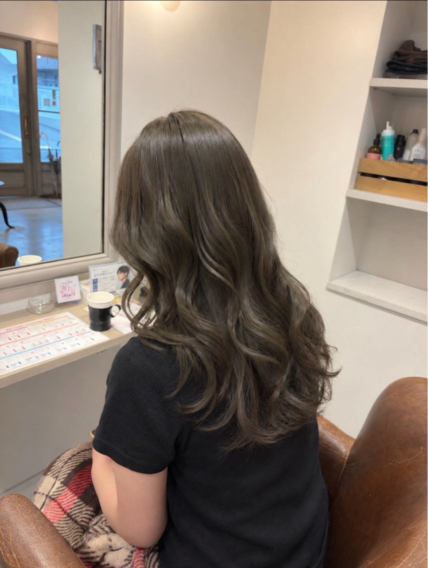 ロング カラー グレージュ イルミナカラー オリーブグレージュ オリーブグレー 髪質改善 カット ヘアカラー 安田 妃良のヘアスタイル