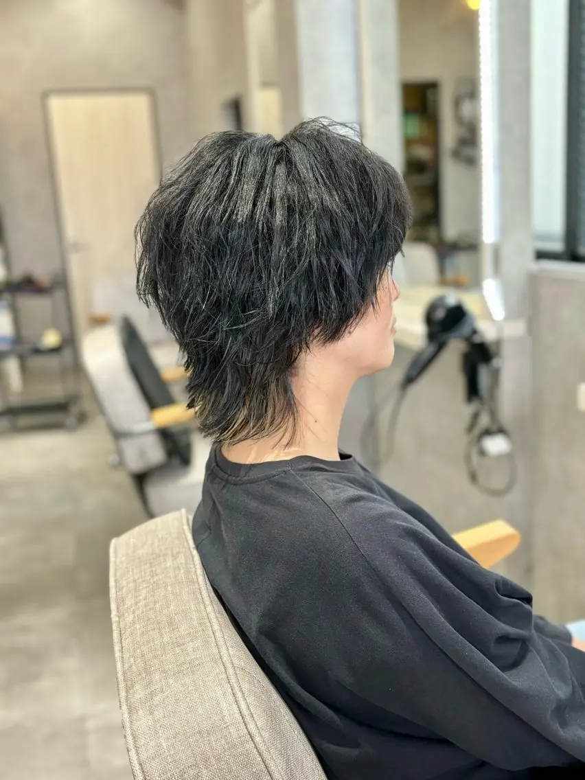 ミディアム メンズ ミディアムパーマ センターパート メンズハイトーン マッシュウルフ マッシュ カット 長谷川 湧のヘアスタイル