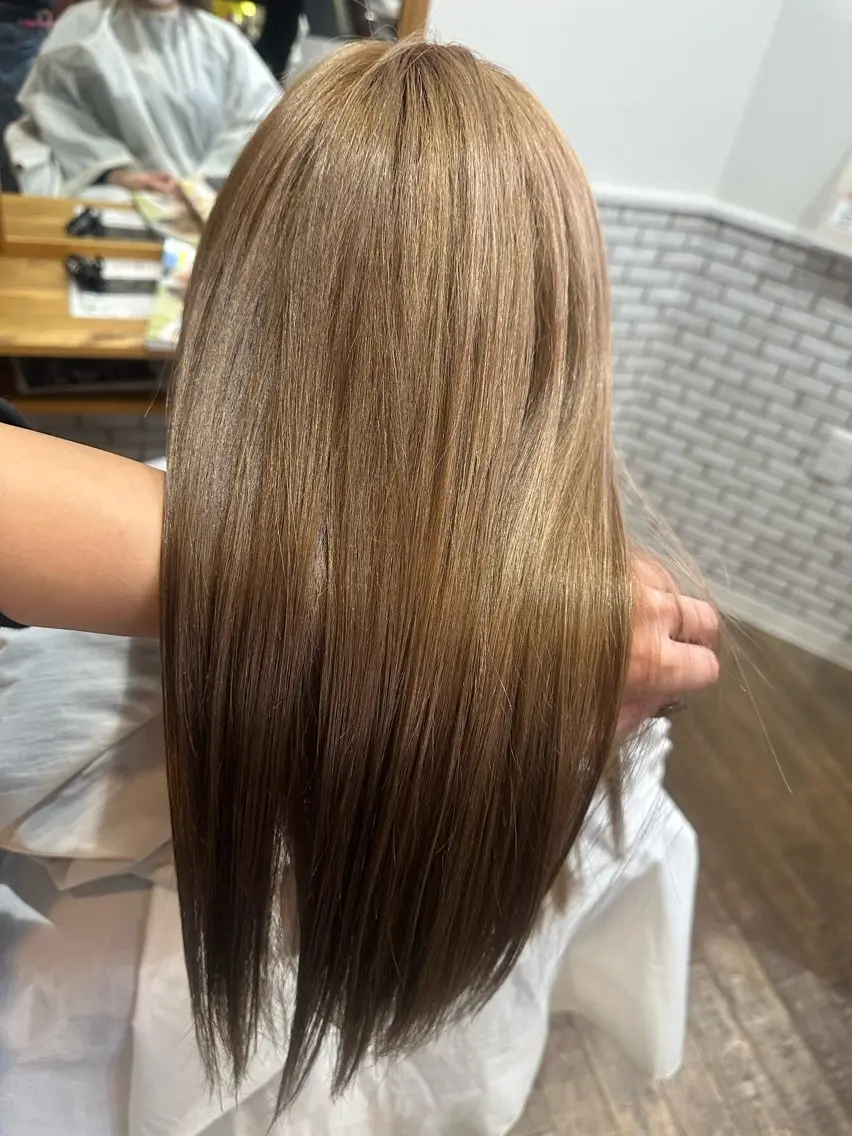 ロング ヘアカラー 半田 知穂のヘアスタイル