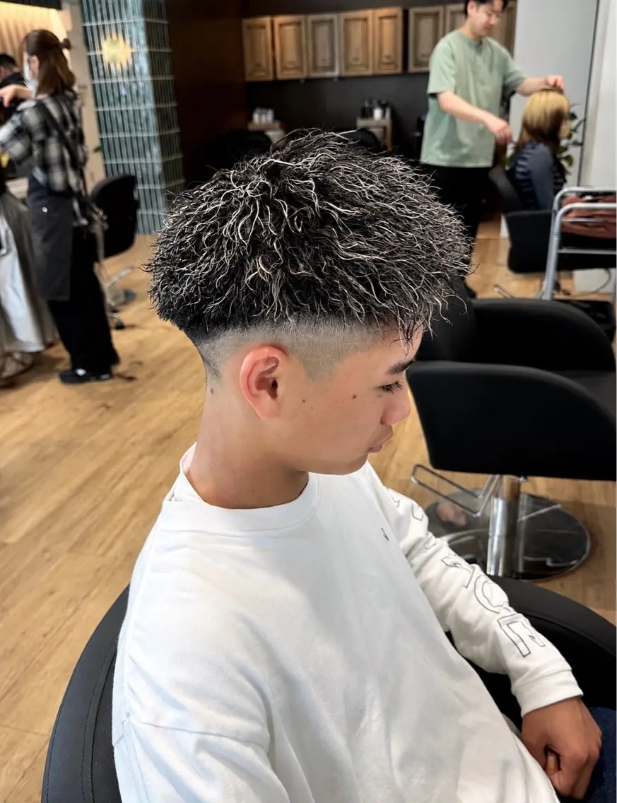 ショート パーマ メンズ メンズハイライト ハイライト カット ヘアカラー パーマ メンズ特化 TAKUYAのヘアスタイル