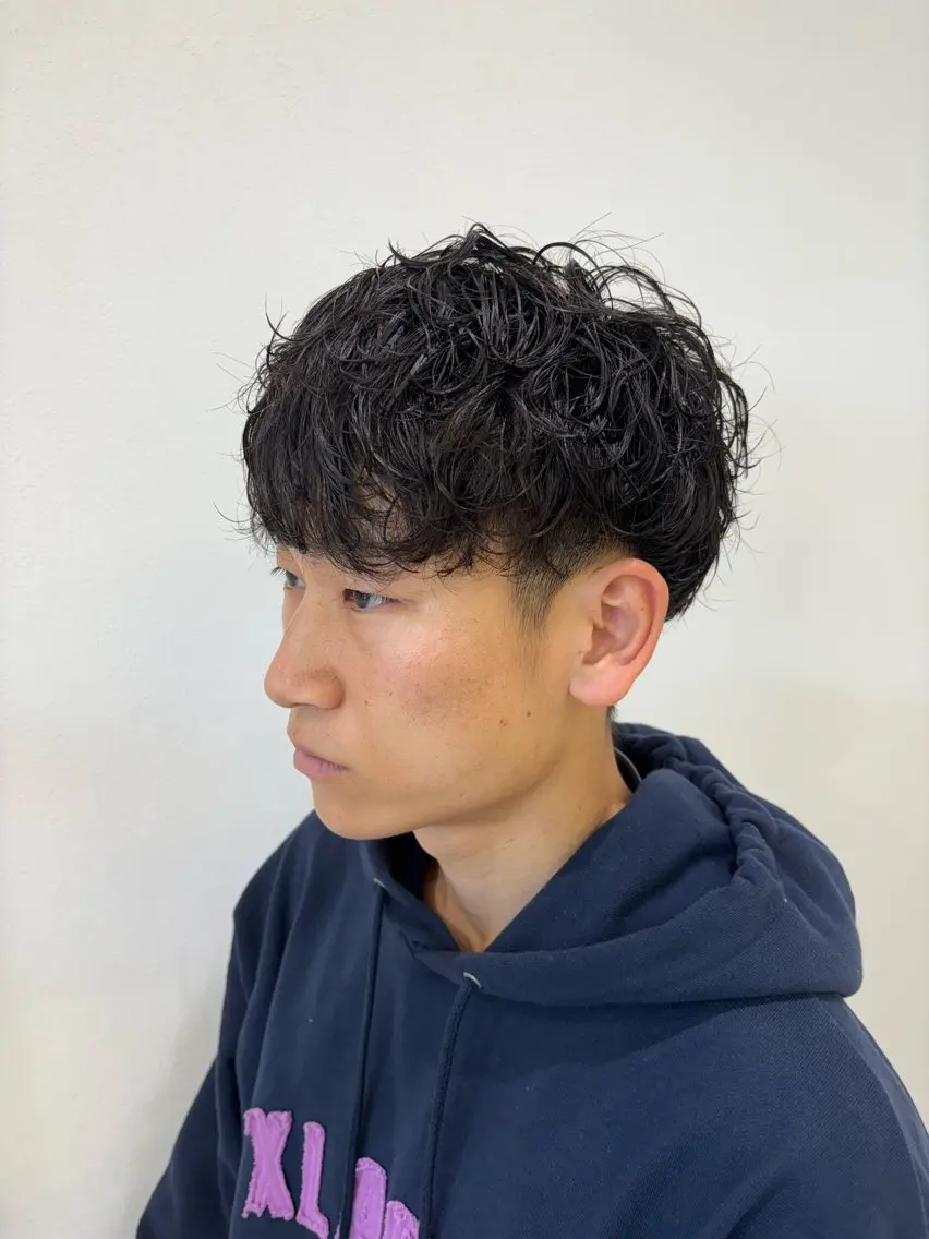 パーマ メンズ ビジネス メンズパーマ スペインカール 波巻きパーマ ニュアンスパーマ カット パーマ ニュアンスパーマ/ フェザー/マッシュのヘアスタイル