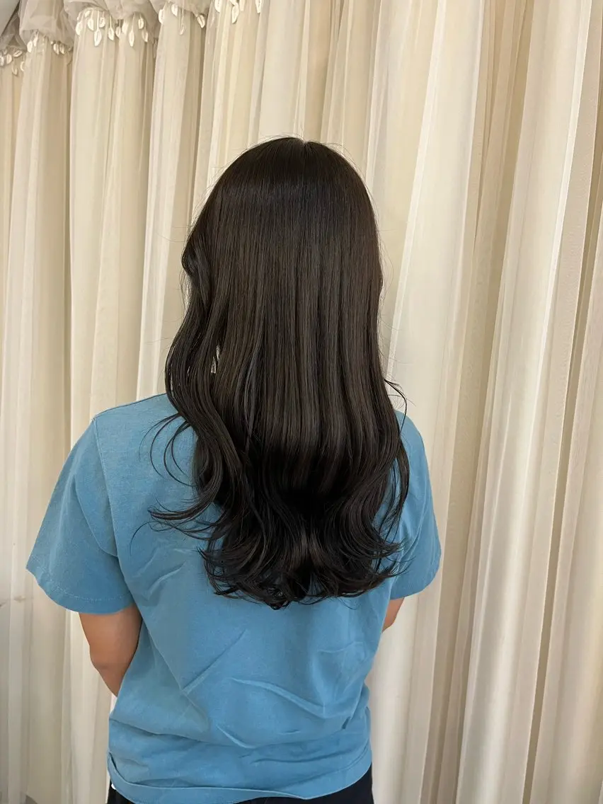 セミロング カラー グレージュ オリーブグレージュ オリーブグレー 金城 麗華のヘアスタイル