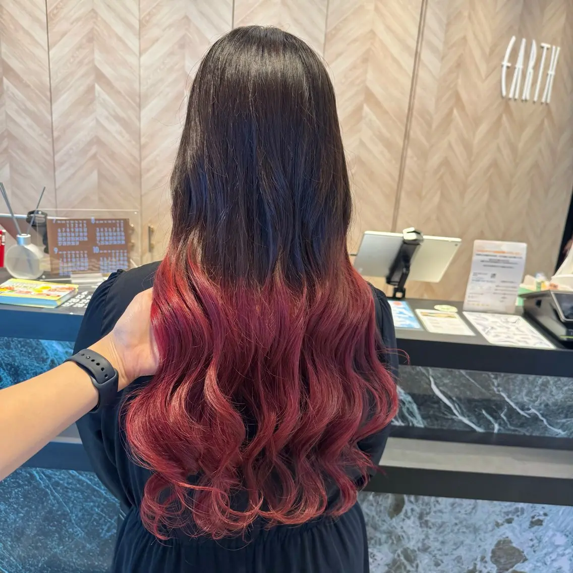 ロング カラー デザインカラー 伊藤 深月のヘアスタイル