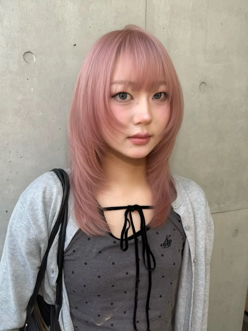 セミロング ヘアカラー トリートメント 淡いハイトーンカラー レイヤーカットゆうかのヘアスタイル