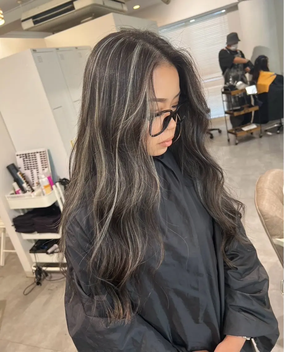 ロング カラー ダークグレー ダークグレージュ グレージュ ハイライトカラー ハイライト 指名数No.1 /NAOYAのヘアスタイル