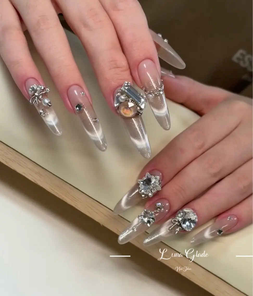 ロング 韓国風ヘア ハンドネイル Luna Gladeのネイルデザイン