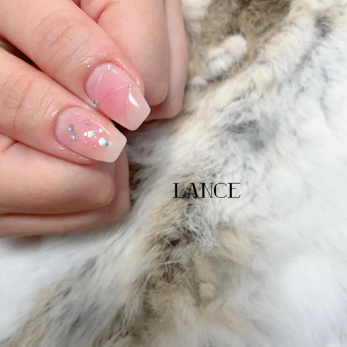 ミディアム ネイル クリスマス オーロラネイル フレンチネイル ワンホンネイル 冬ネイル ハンドネイル Lance nailのネイルデザイン