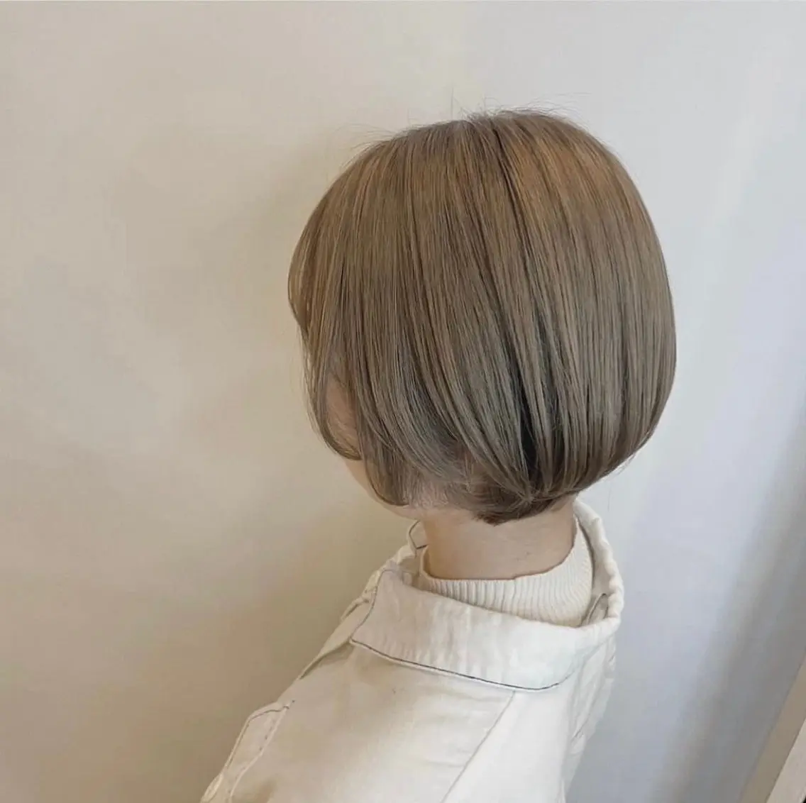 ショート カラー ショートボブ ベージュカラー ミルクティーベージュ オリーブベージュ ボブ 落合 美穂のヘアスタイル