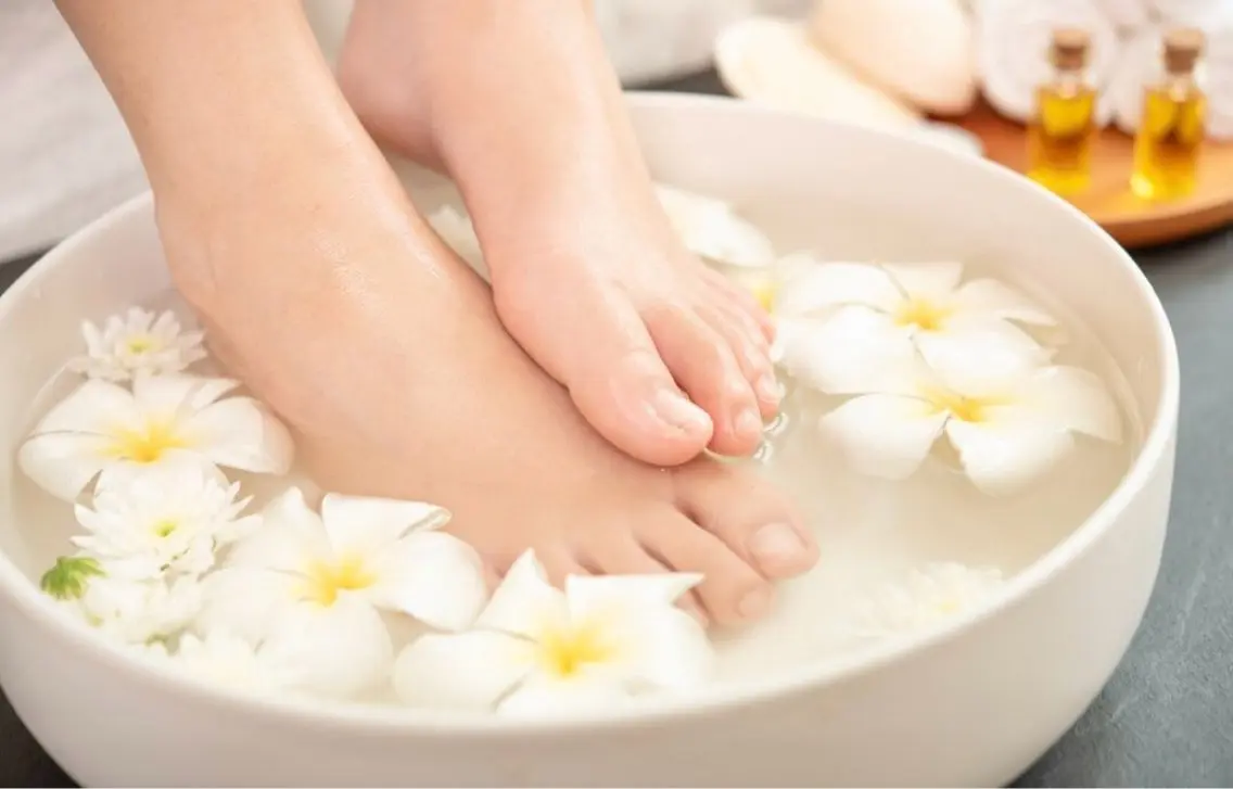 フットケア👣✨足裏つるつるコース💖かかとや足裏の角質除去🤍マシーンでケアしていきます！の写真