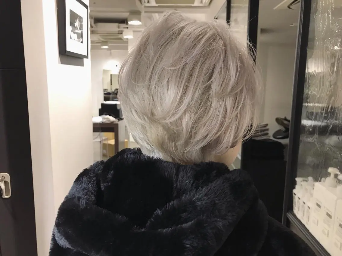 ショート カラー ブリーチ ハイライトカラー ハイトーンカラー ハイライト ボブ　ショート 特化 迫田紘史のヘアスタイル